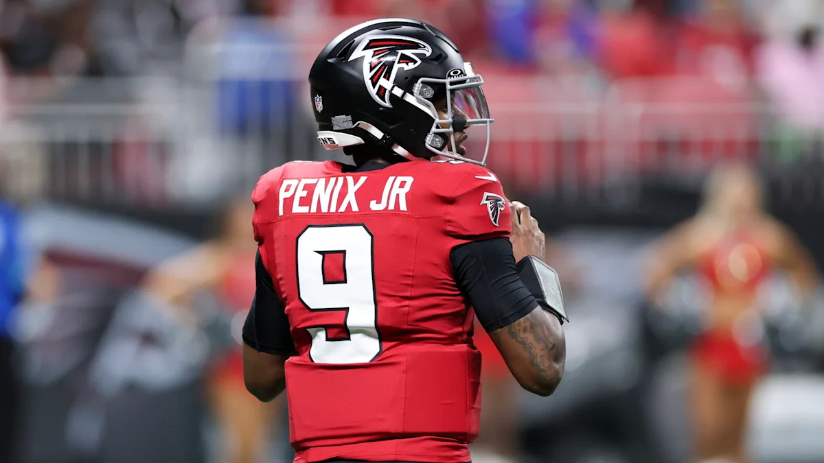 Michael Penix Jr. em campo com o uniforme dos Falcons.
