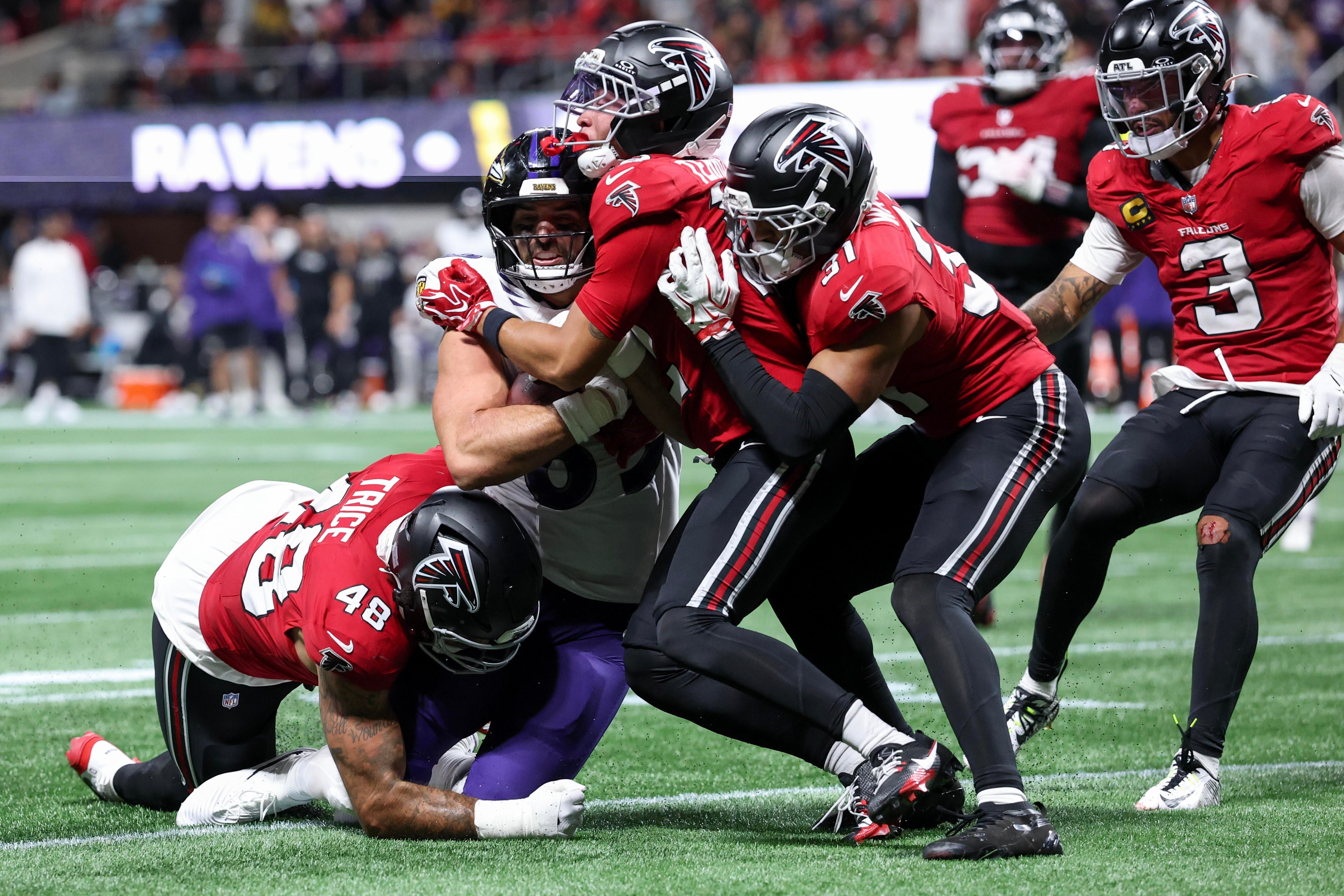 Bralen Trice, Avieon Terrell e Xavier Watts enfrentam Mark Andrews na prorrogação em Atlanta, em 11 de outubro de 2026.