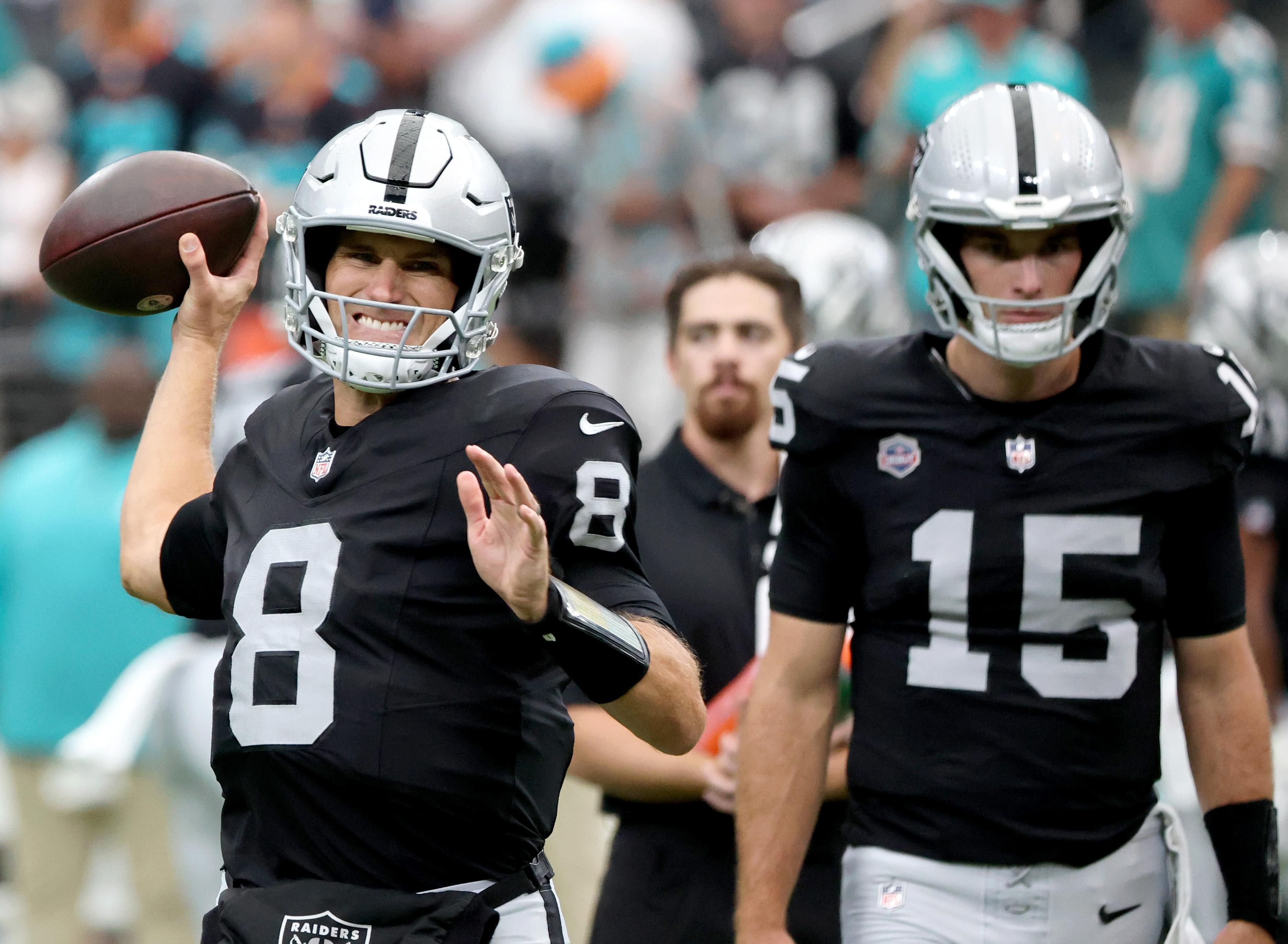 Kirk Cousins prepara um passe em uma atividade dos Raiders.