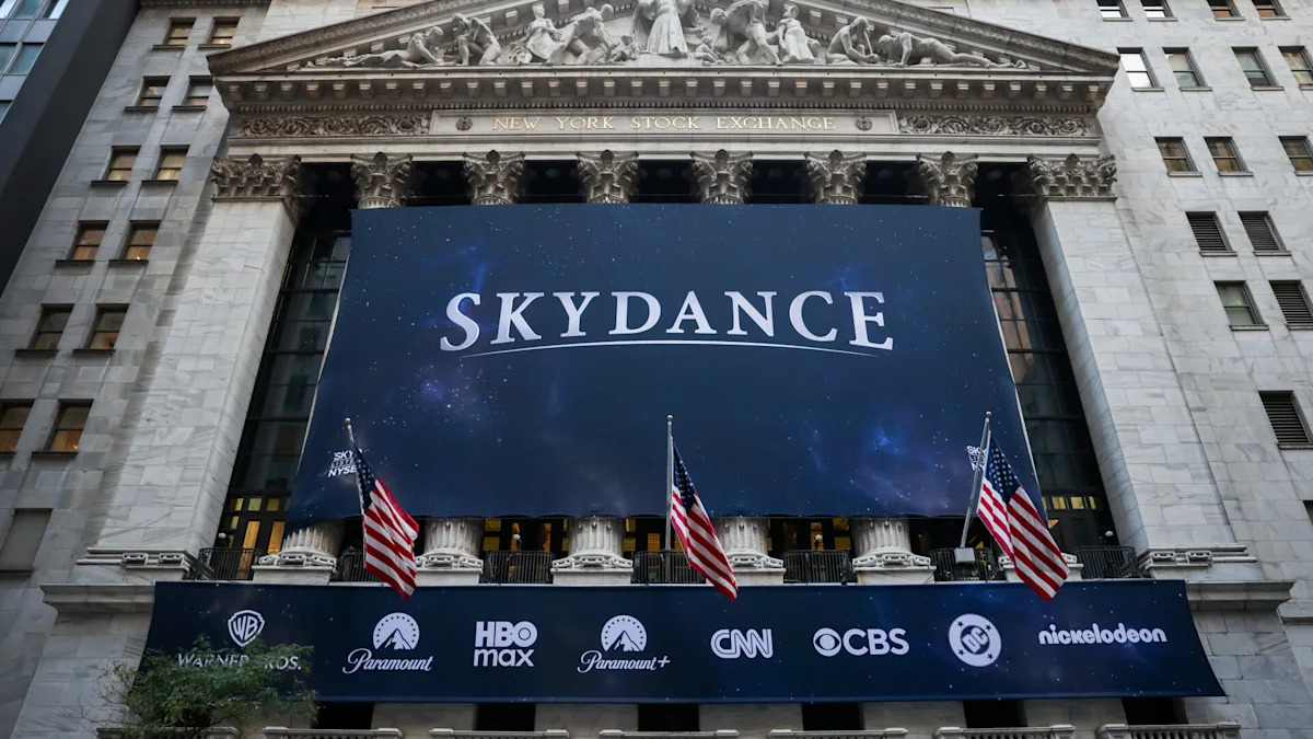 Painel da Skydance em uma fachada, acompanhado por marcas de veículos do grupo.