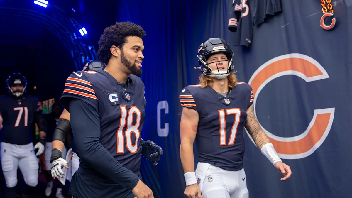 Caleb Williams e Tyson Bagent com os uniformes dos Bears.