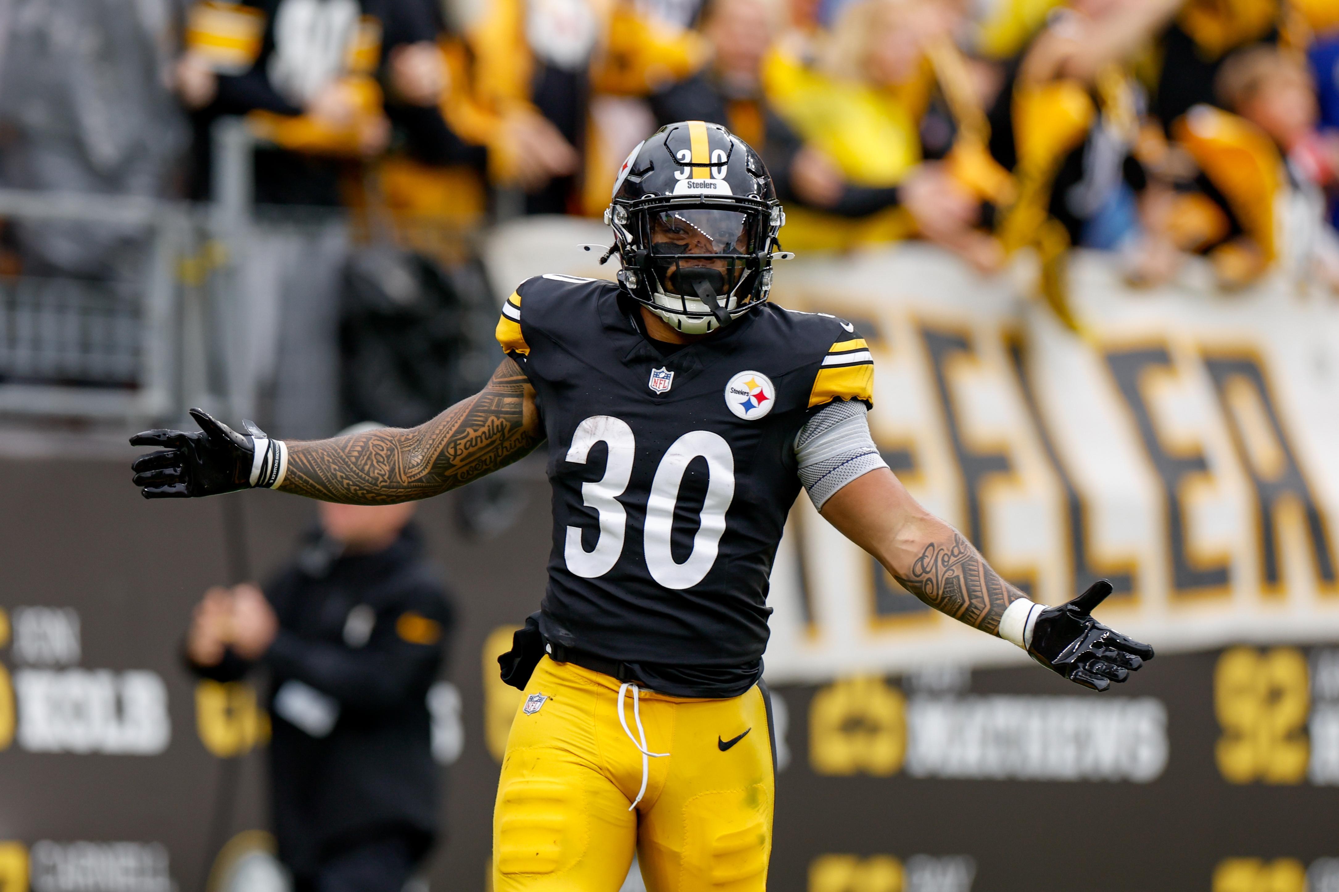 Jaylen Warren comemora com o uniforme dos Steelers.