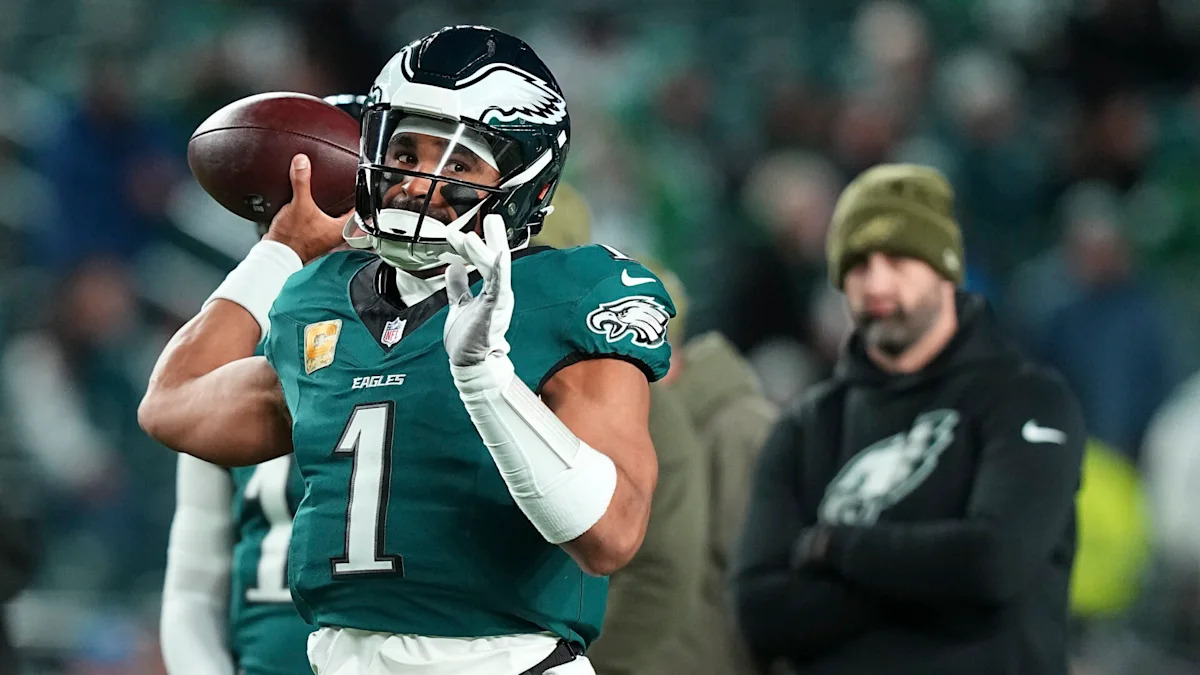 Jalen Hurts prepara um passe pelos Eagles.