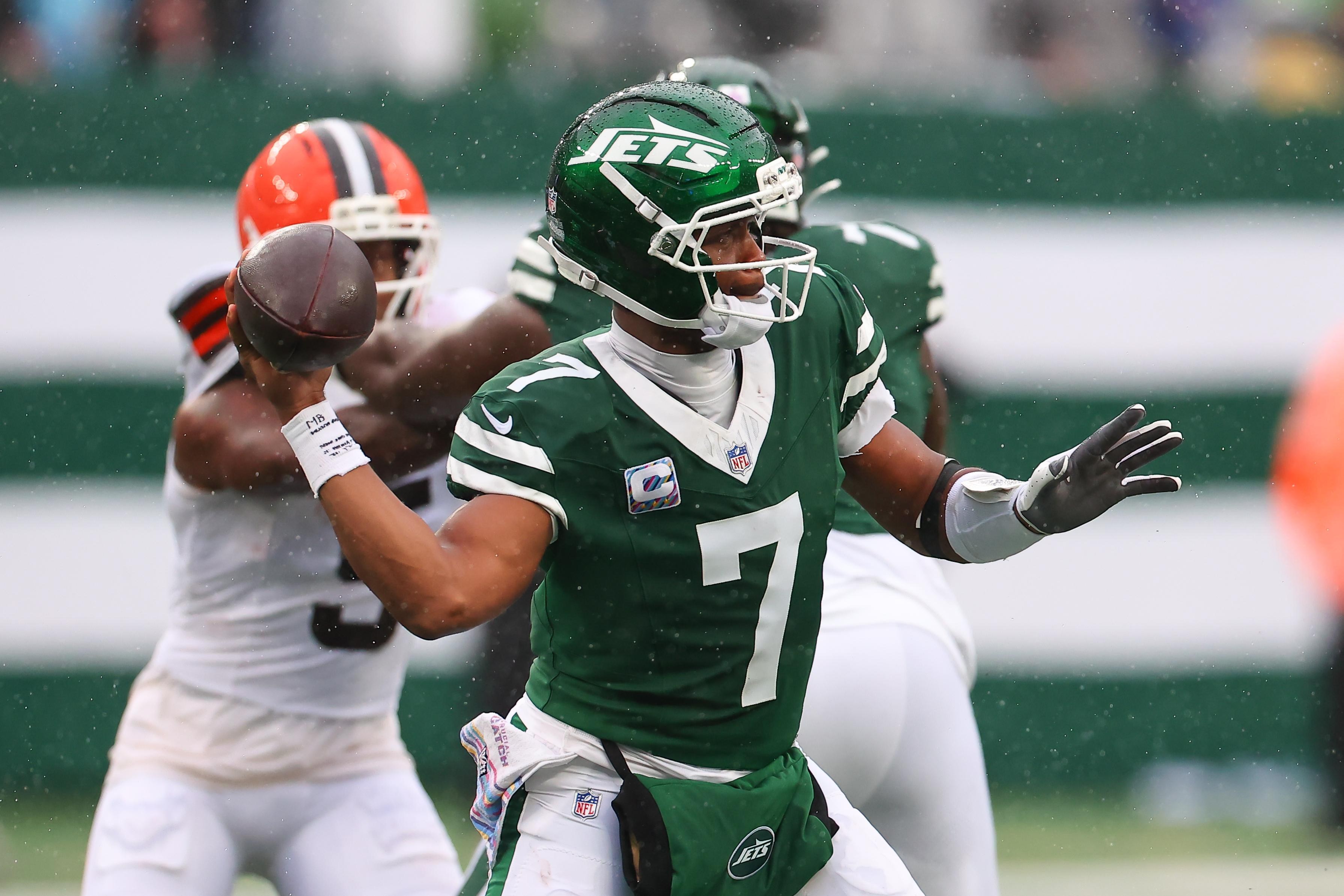 Geno Smith prepara um passe com o uniforme dos Jets.