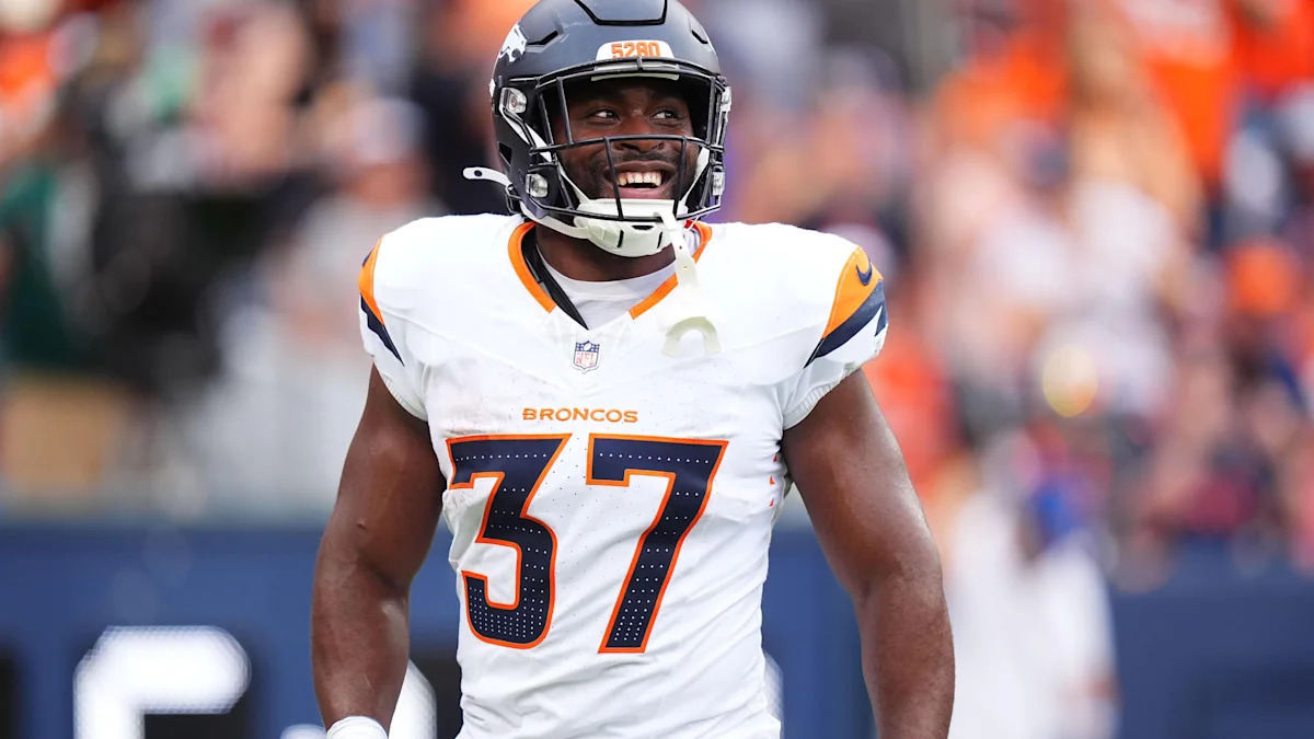 Audric Estime com o uniforme dos Broncos.
