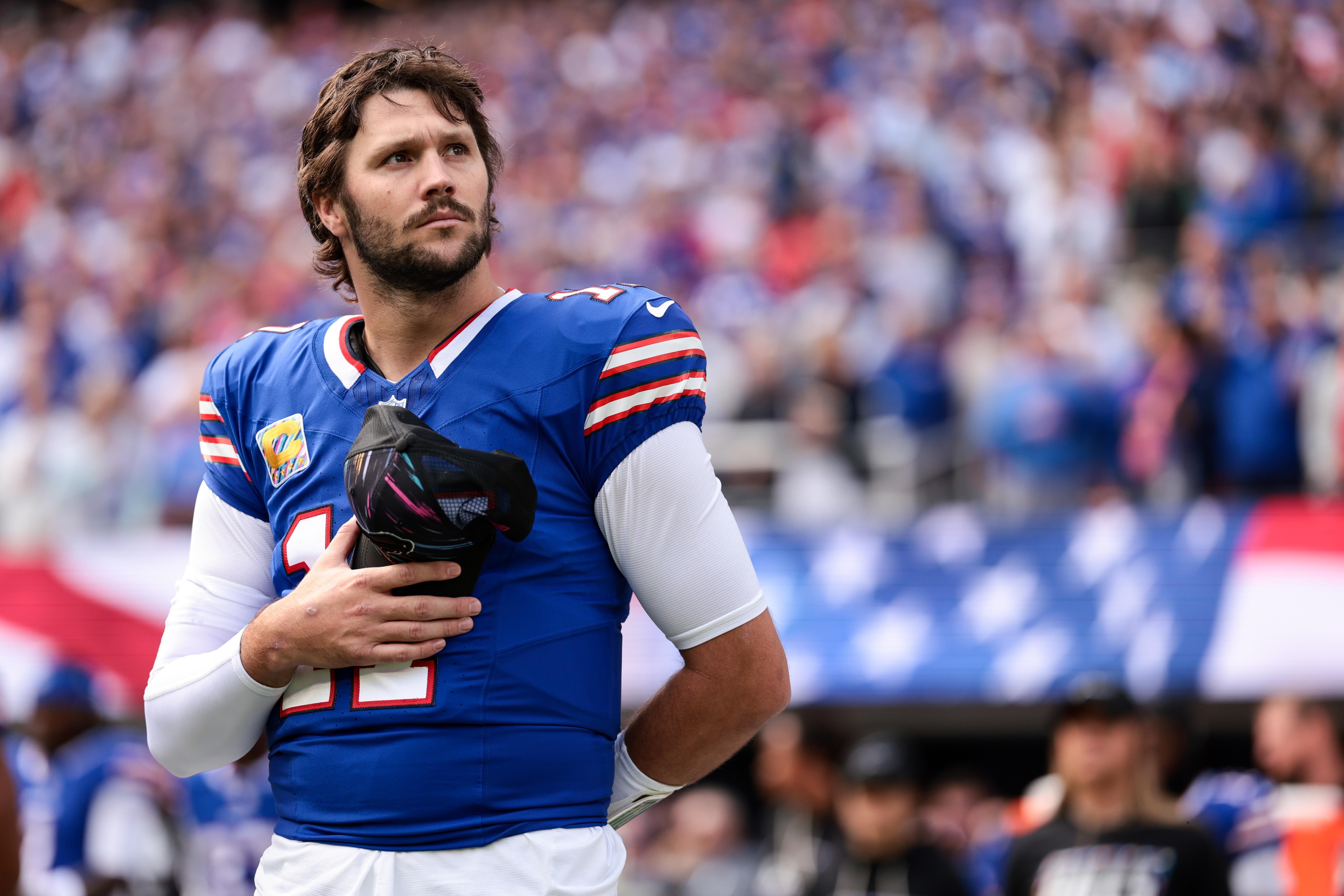Josh Allen, do Buffalo Bills, com uniforme da equipe à beira do campo.