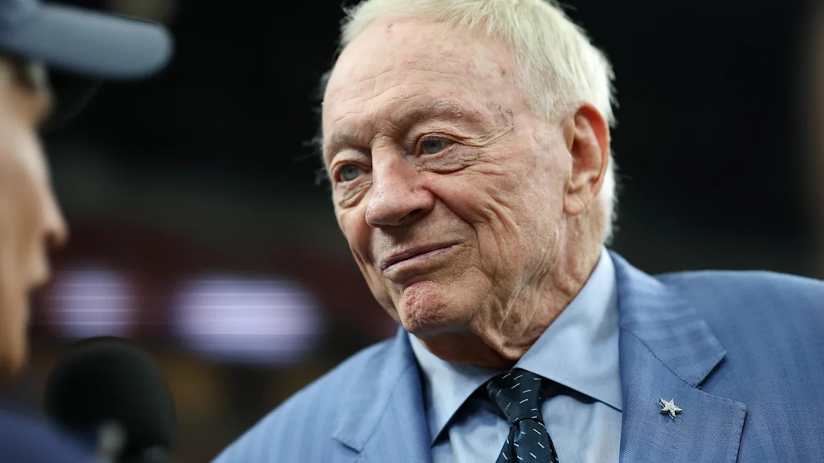 Jerry Jones durante uma entrevista.