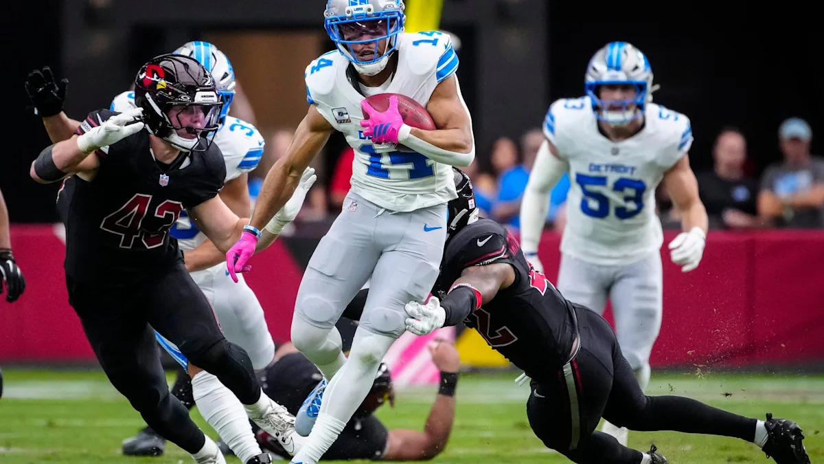 Amon-Ra St. Brown devolve um punt contra os Cardinals em Glendale, em 11 de outubro de 2026.