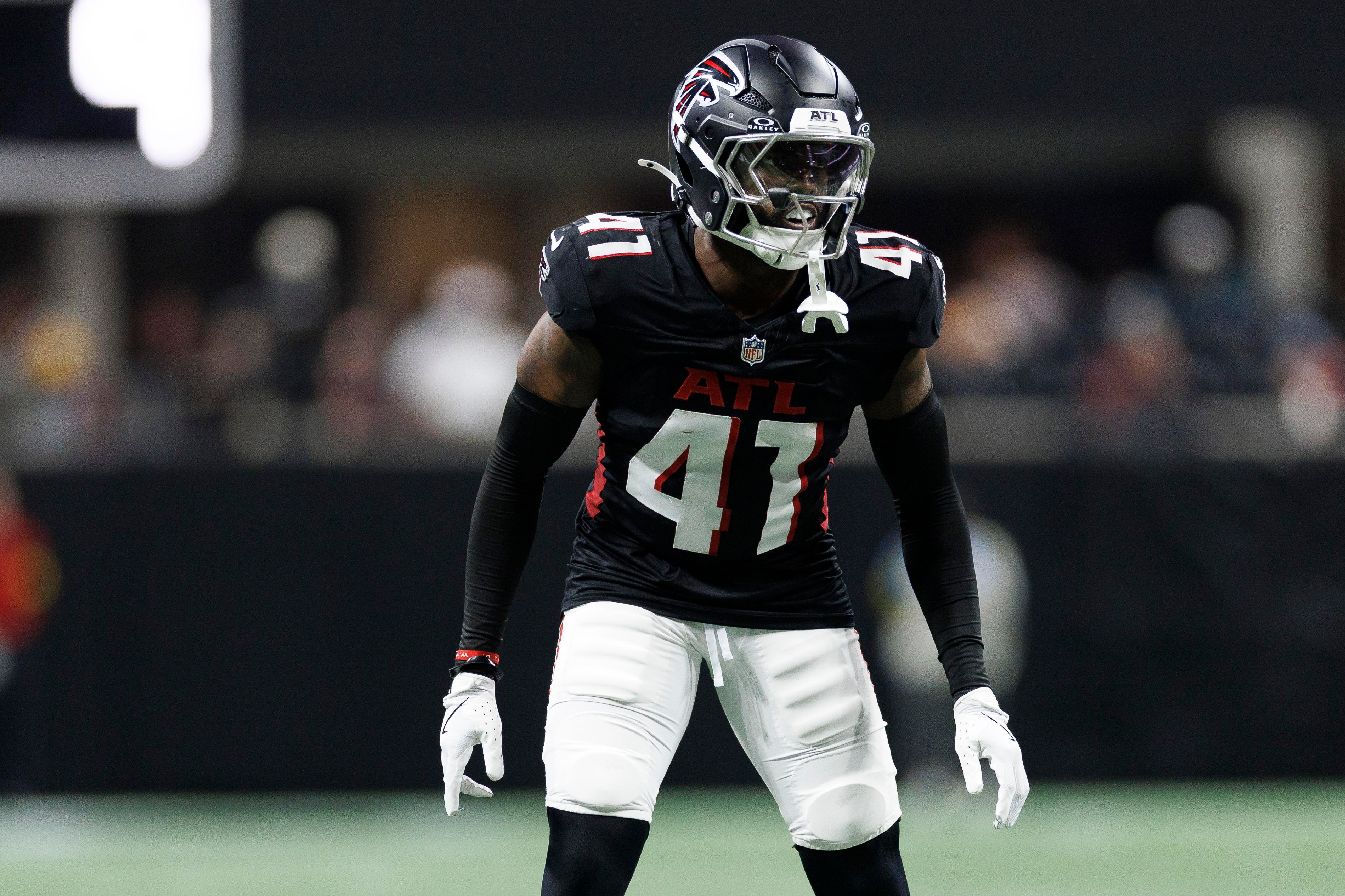 Dontae Manning em cobertura pelos Falcons na pré-temporada em Atlanta, em 15 de agosto de 2025.