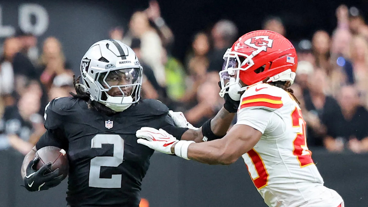 Ashton Jeanty, dos Raiders, enfrenta a defesa dos Chiefs.