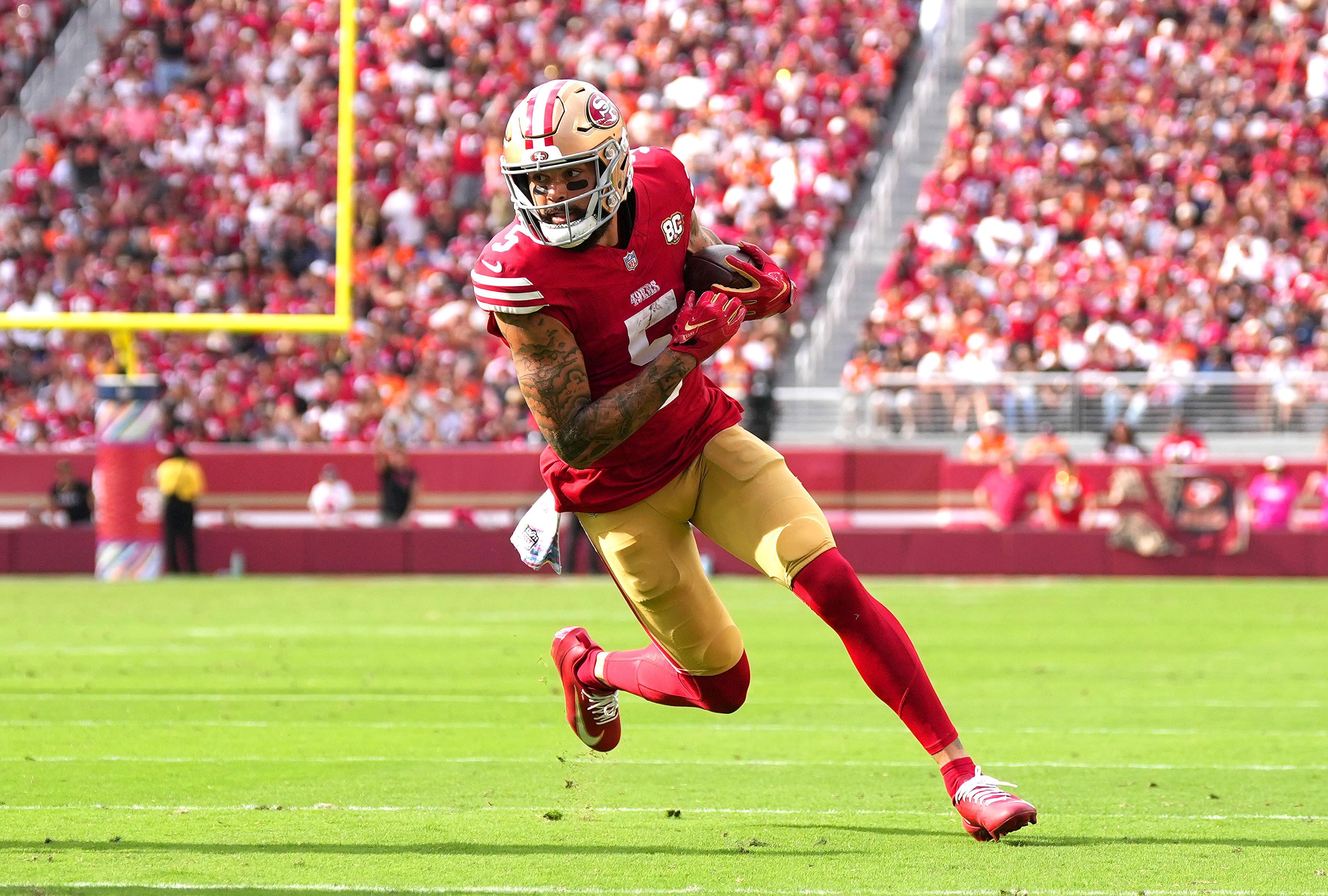 Mike Evans, do San Francisco 49ers, corre com a bola.