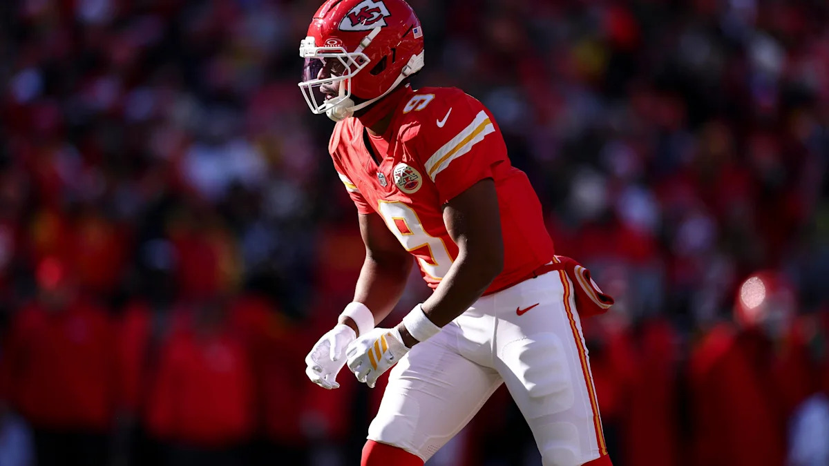 JuJu Smith-Schuster antes de uma jogada dos Chiefs contra os Chargers em Kansas City, em 14 de dezembro de 2025.