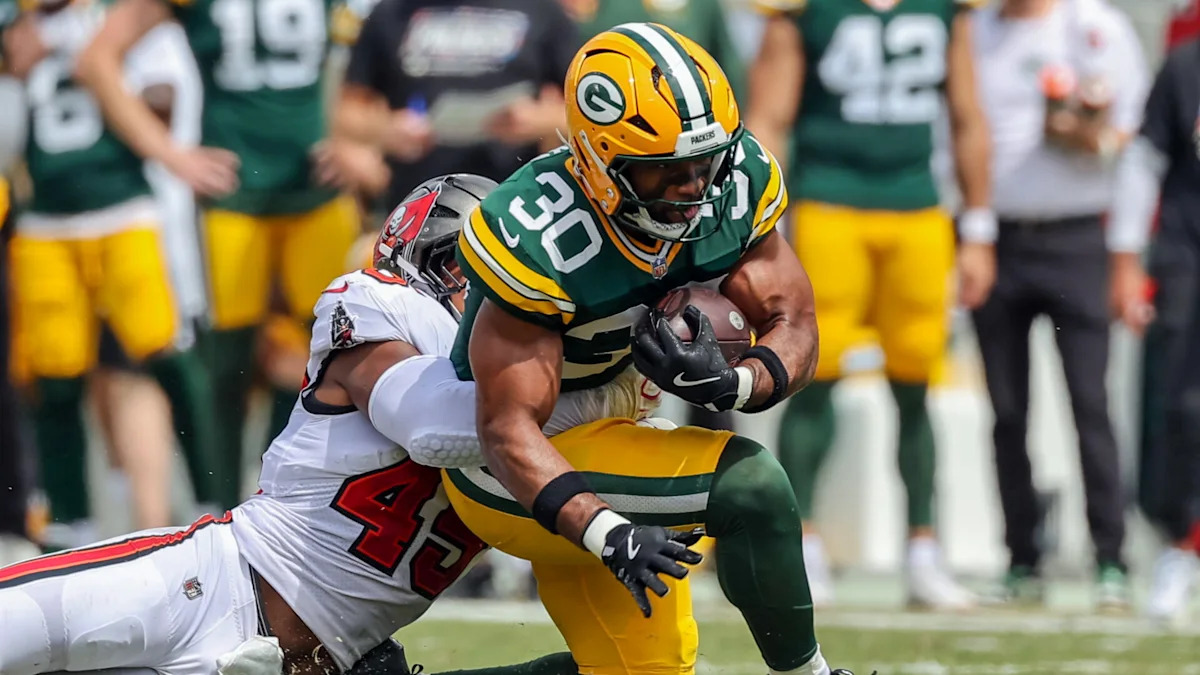 Chris Brooks, do Green Bay Packers, corre com a bola durante uma partida.