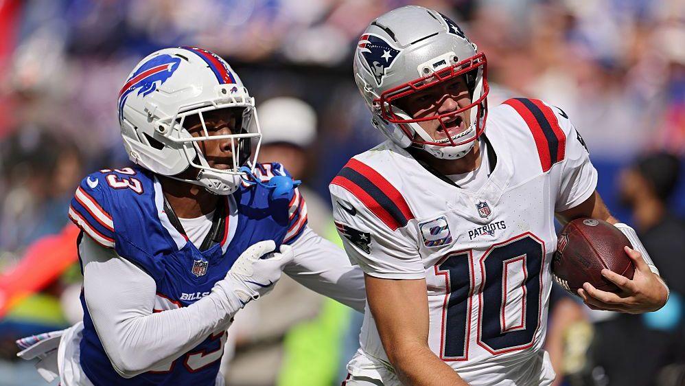 Drake Maye, do New England Patriots, corre com a bola diante de Dee Alford, do Buffalo Bills.