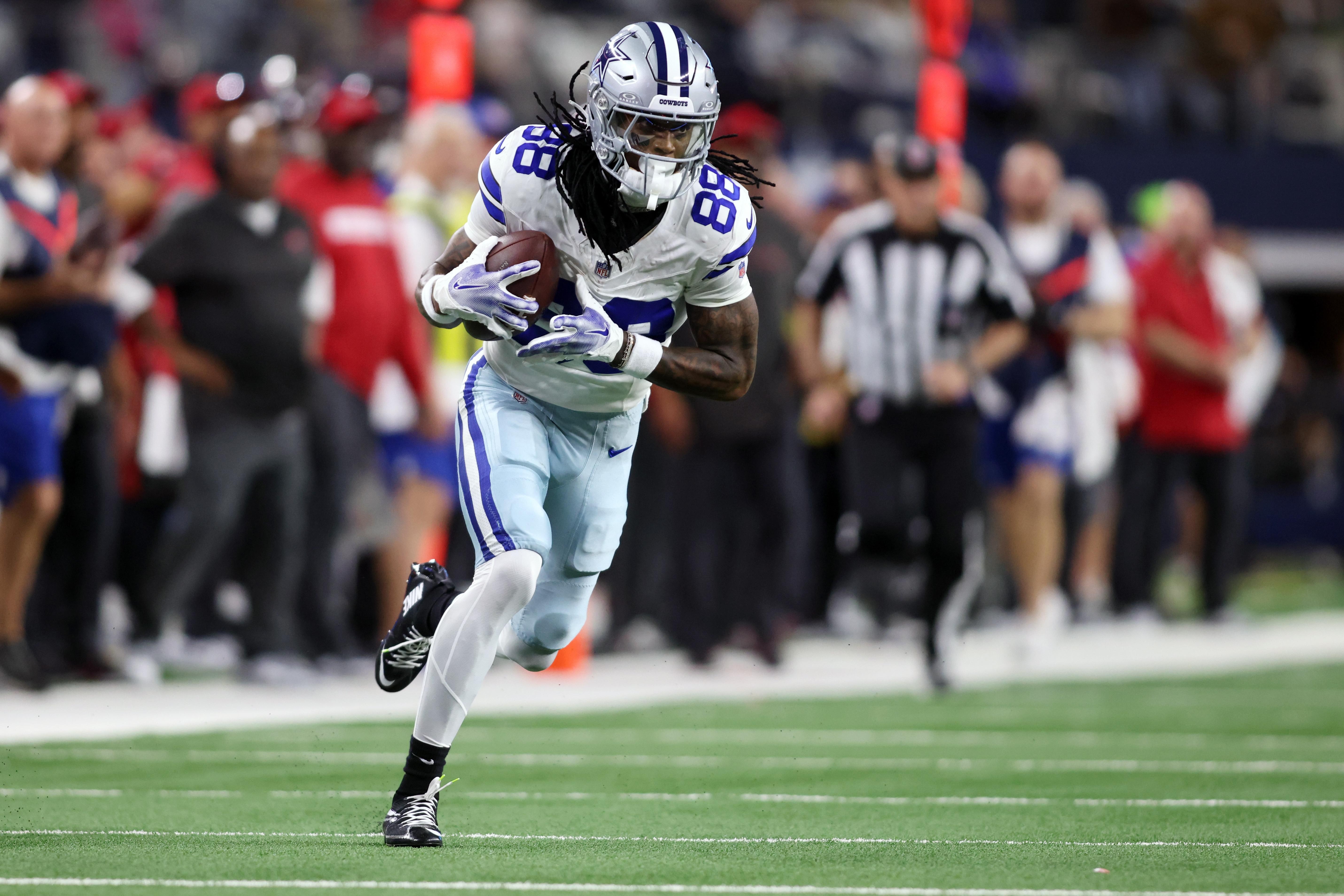 CeeDee Lamb, do Dallas Cowboys, corre com a bola.