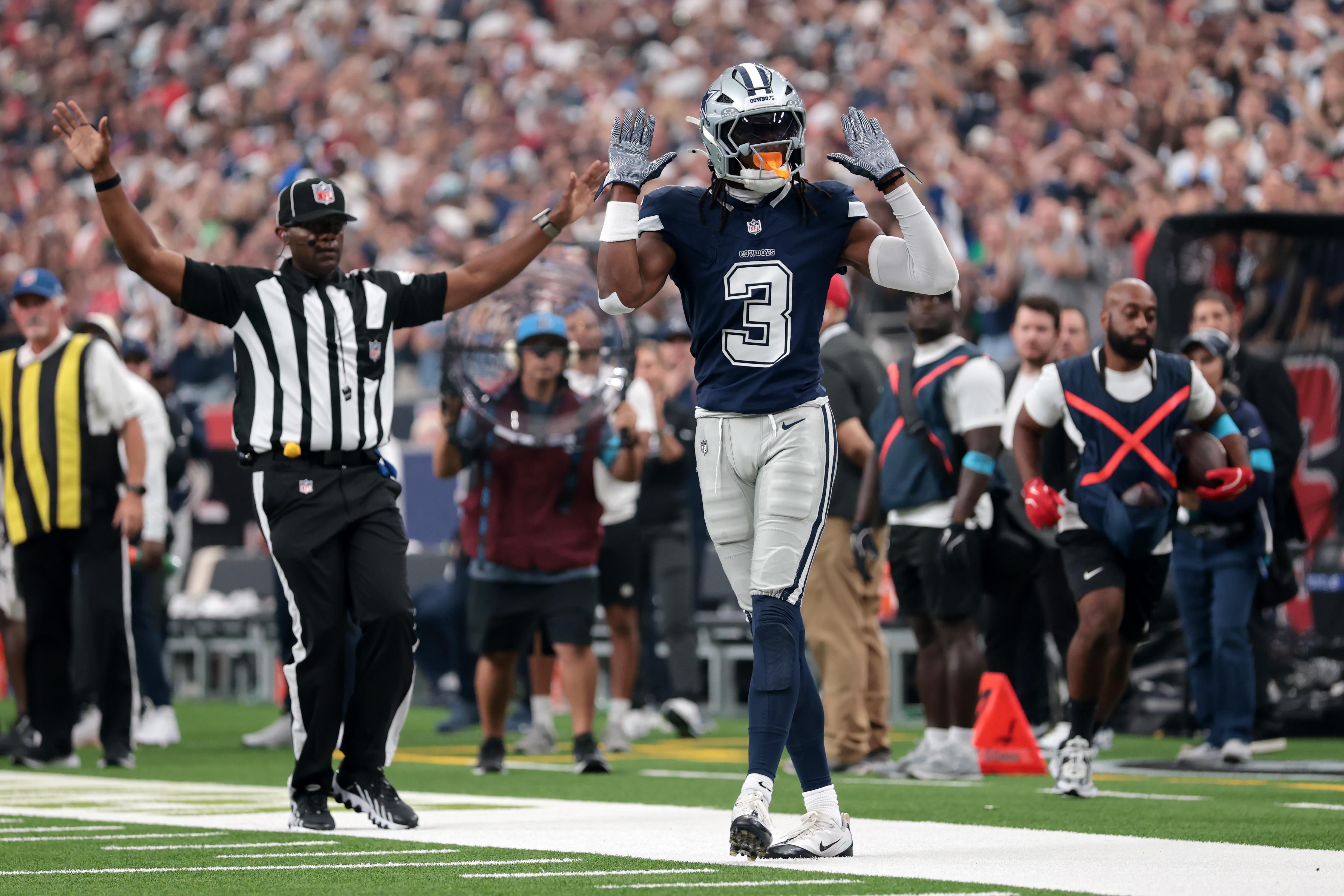 DaRon Bland, do Dallas Cowboys, comemora em campo.