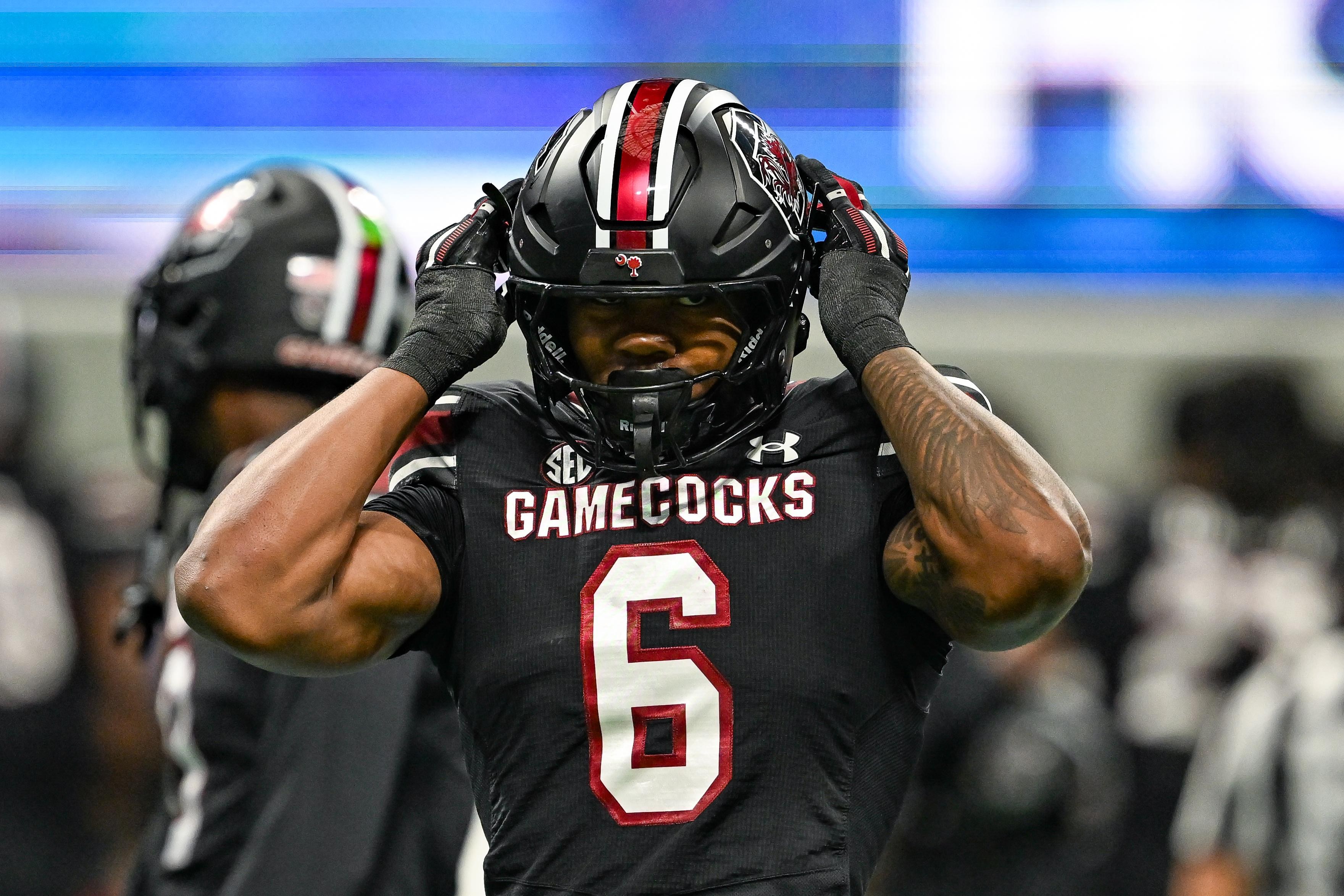 Dylan Stewart, de South Carolina, reage durante o jogo contra Virginia Tech em Atlanta, em 31 de agosto de 2025.