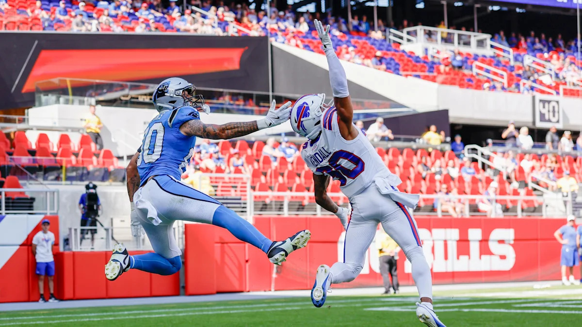 Anthony Kendall disputa um passe pelos Bills contra os Panthers na pré-temporada, em Orchard Park, em 15 de agosto de 2026.