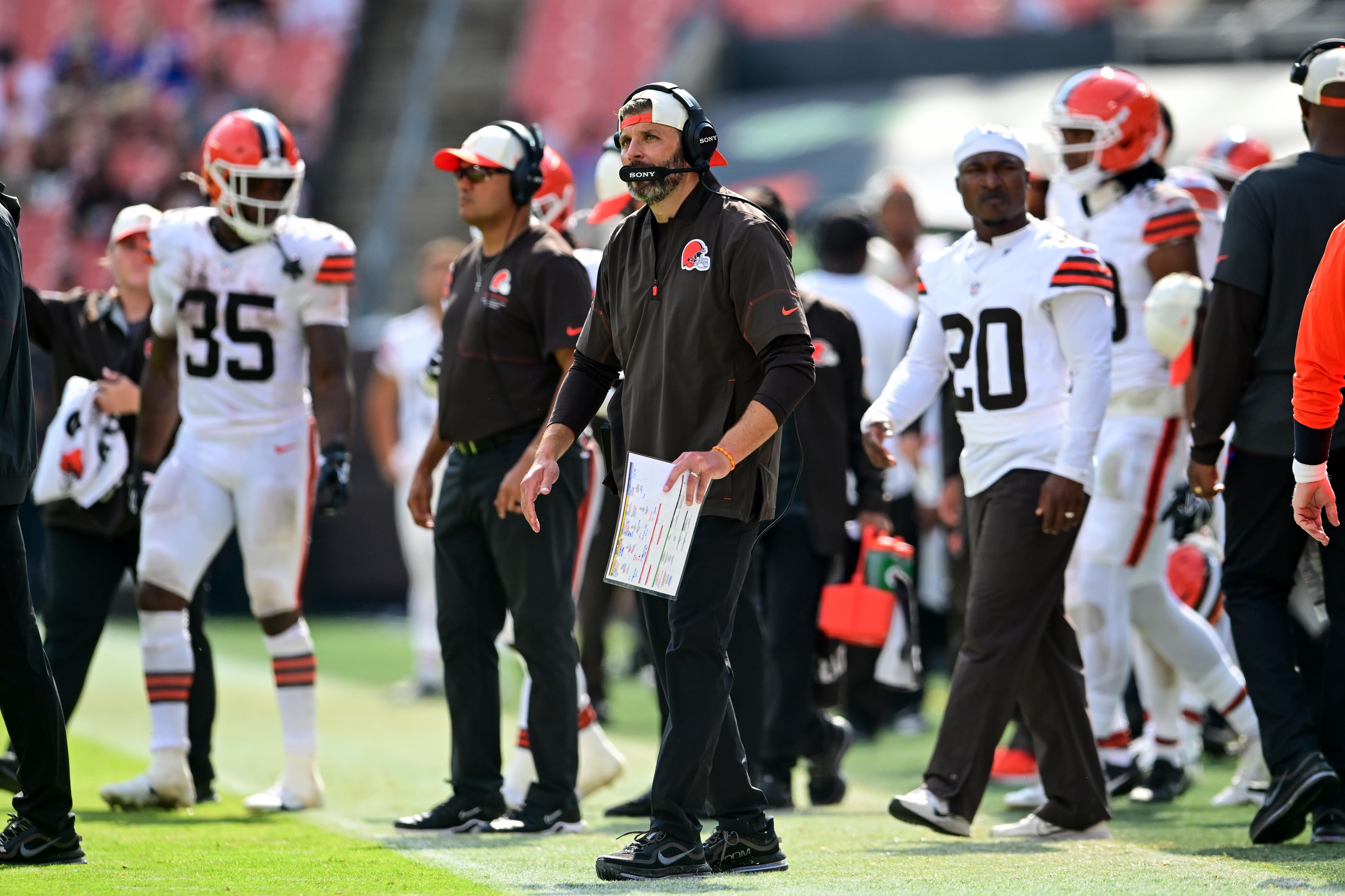 Integrantes do Cleveland Browns à beira do campo.