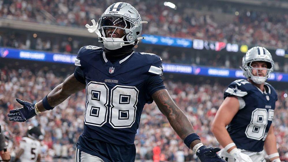 CeeDee Lamb, do Dallas Cowboys, comemora um touchdown na vitória sobre o Houston Texans.