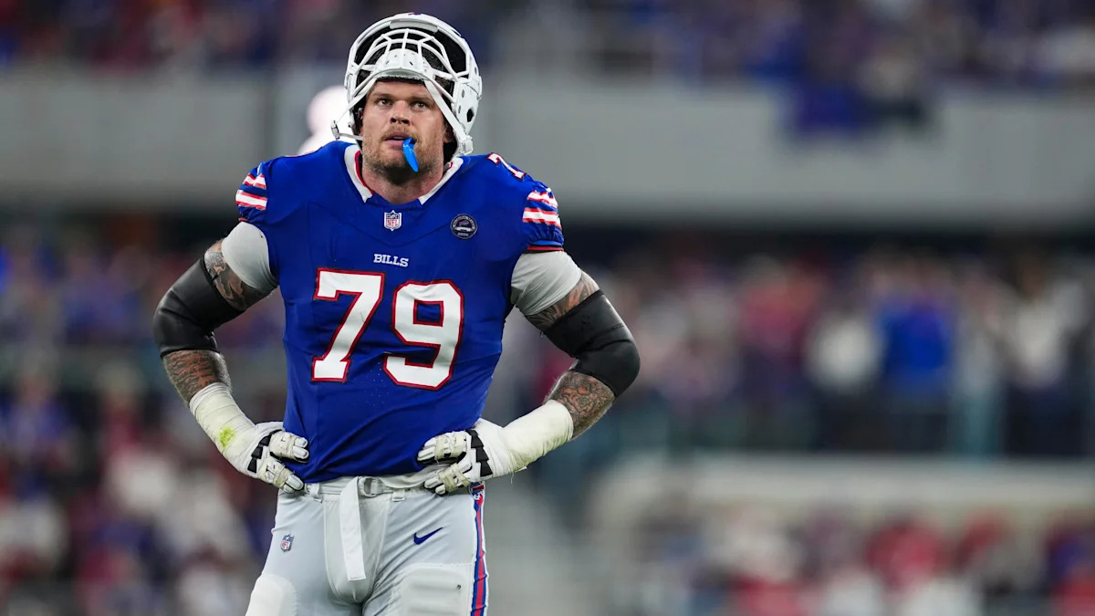 Spencer Brown, camisa 79 dos Bills, em campo.