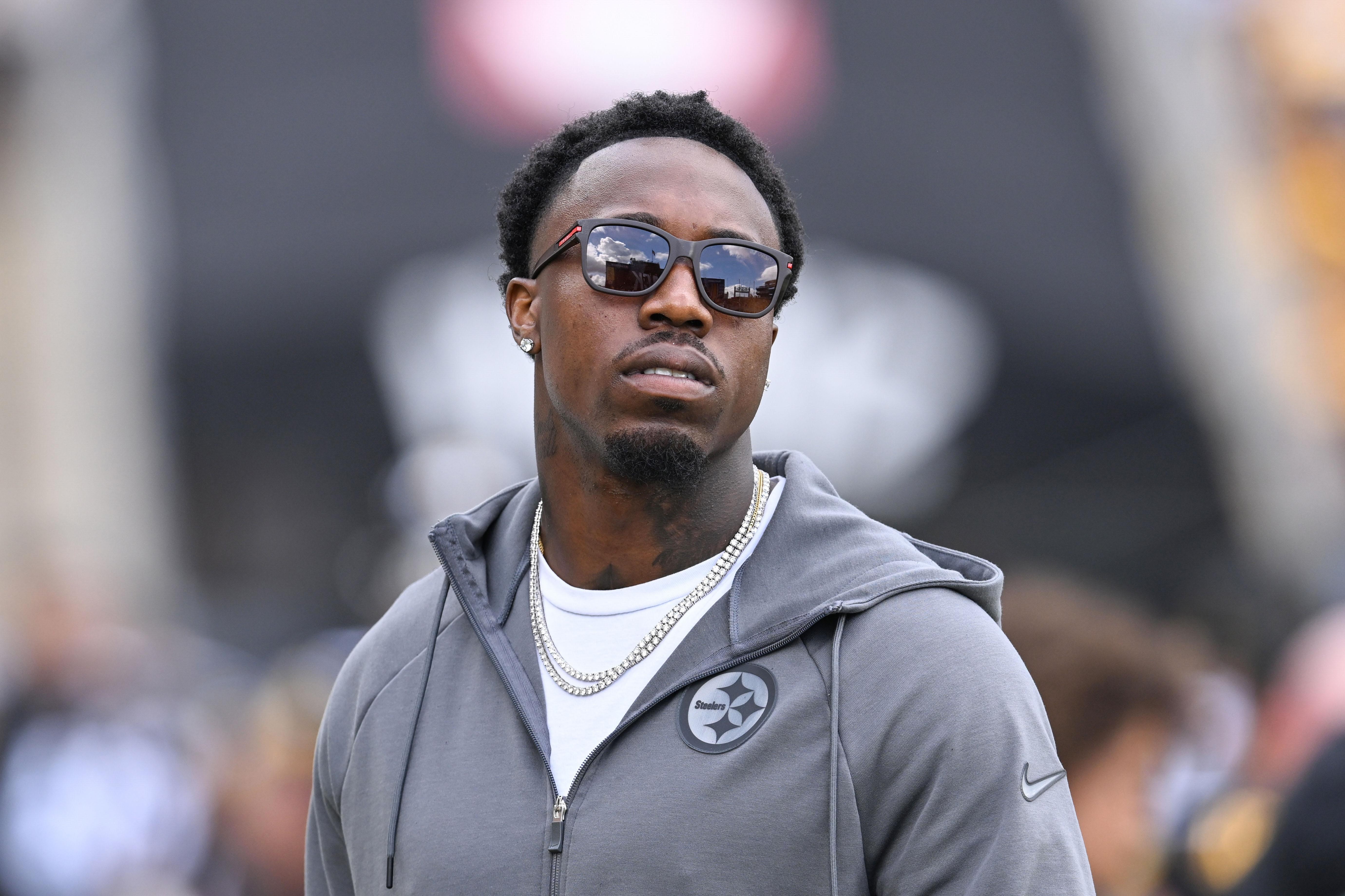 Joey Porter Jr. acompanha o jogo dos Steelers contra os Falcons no Acrisure Stadium, em 13 de setembro de 2026.