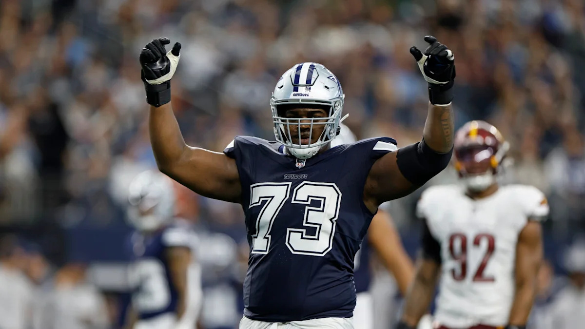 Tyler Smith, com a camisa 73 do Dallas Cowboys, em campo.