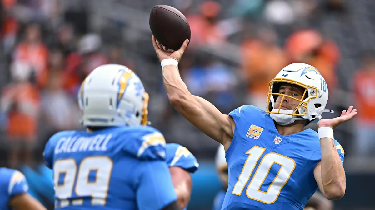 Justin Herbert se prepara para lançar pelos Chargers.