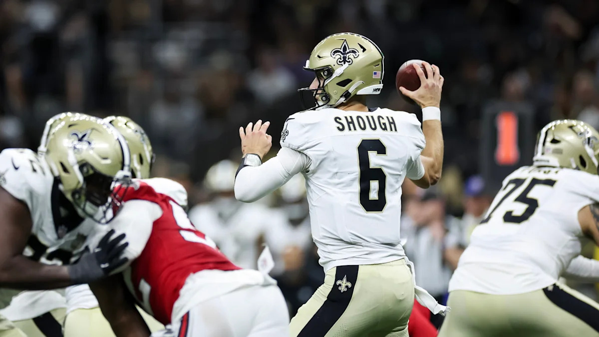 Tyler Shough, do New Orleans Saints, prepara um passe.