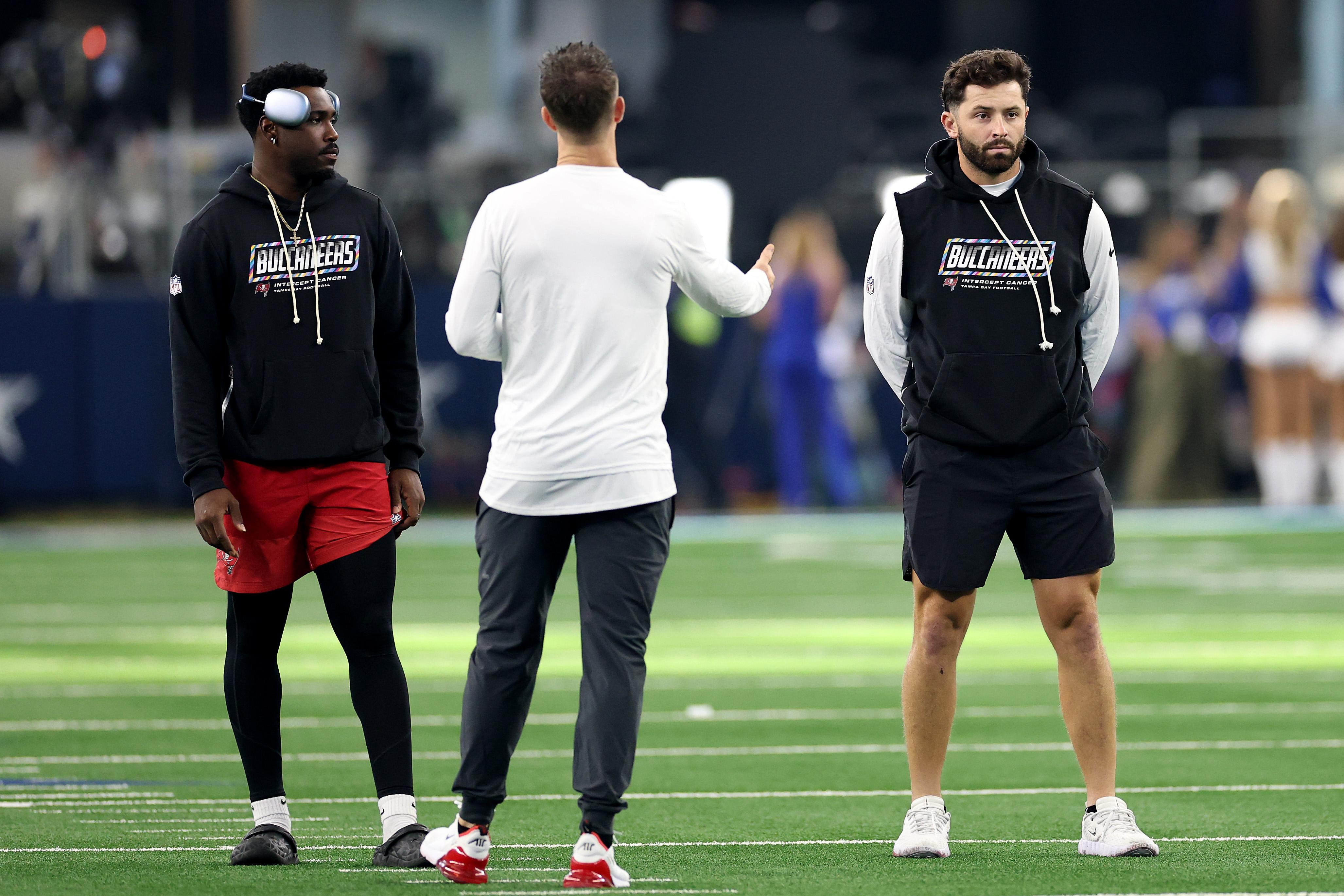 Jalon Daniels e Baker Mayfield, dos Buccaneers, antes do jogo contra os Cowboys no AT&T Stadium, em 8 de outubro de 2026.