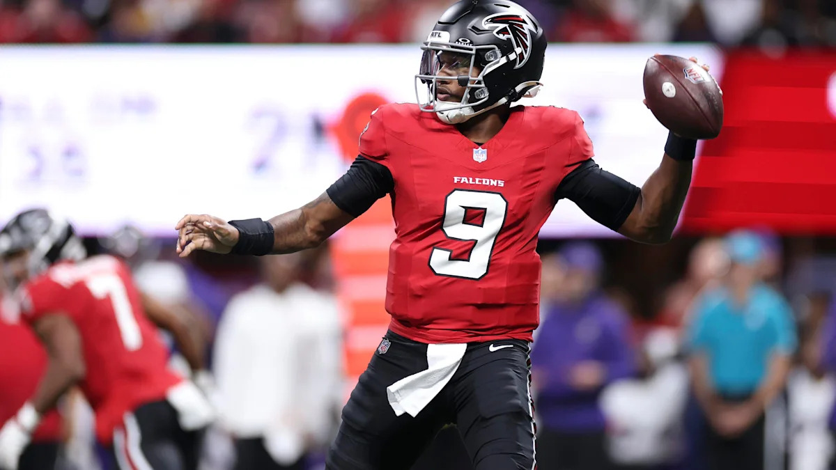 Michael Penix Jr. lança pelos Falcons contra os Ravens, em Atlanta.