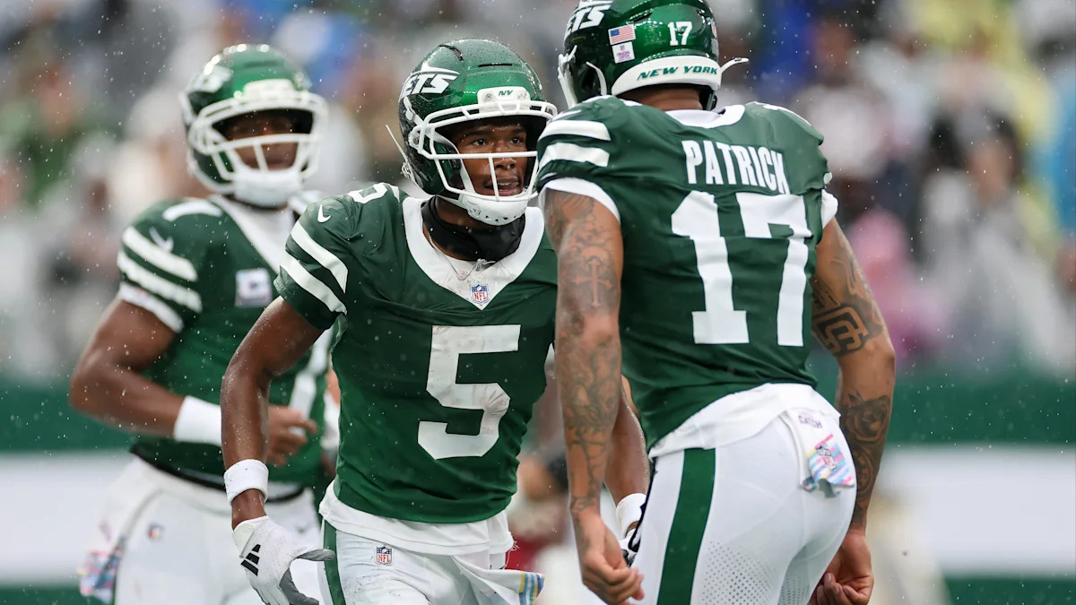 Garrett Wilson e Tim Patrick comemoram pelos Jets contra os Browns.