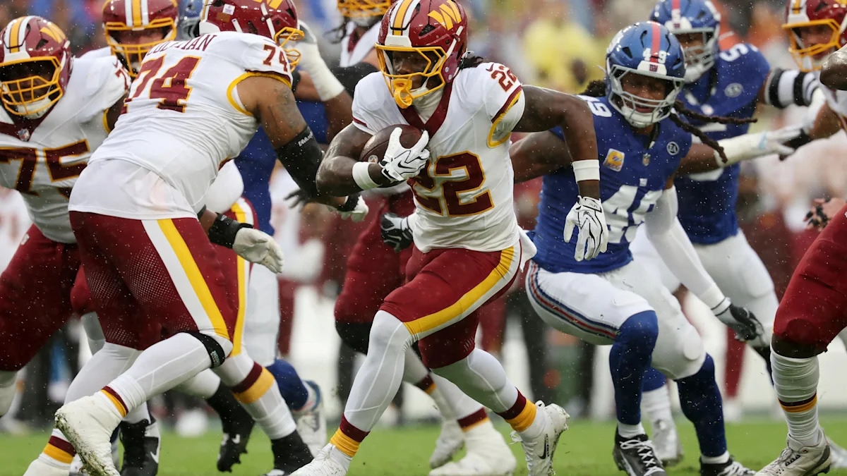 Jacory Croskey-Merritt corre pelos Commanders contra os Giants.
