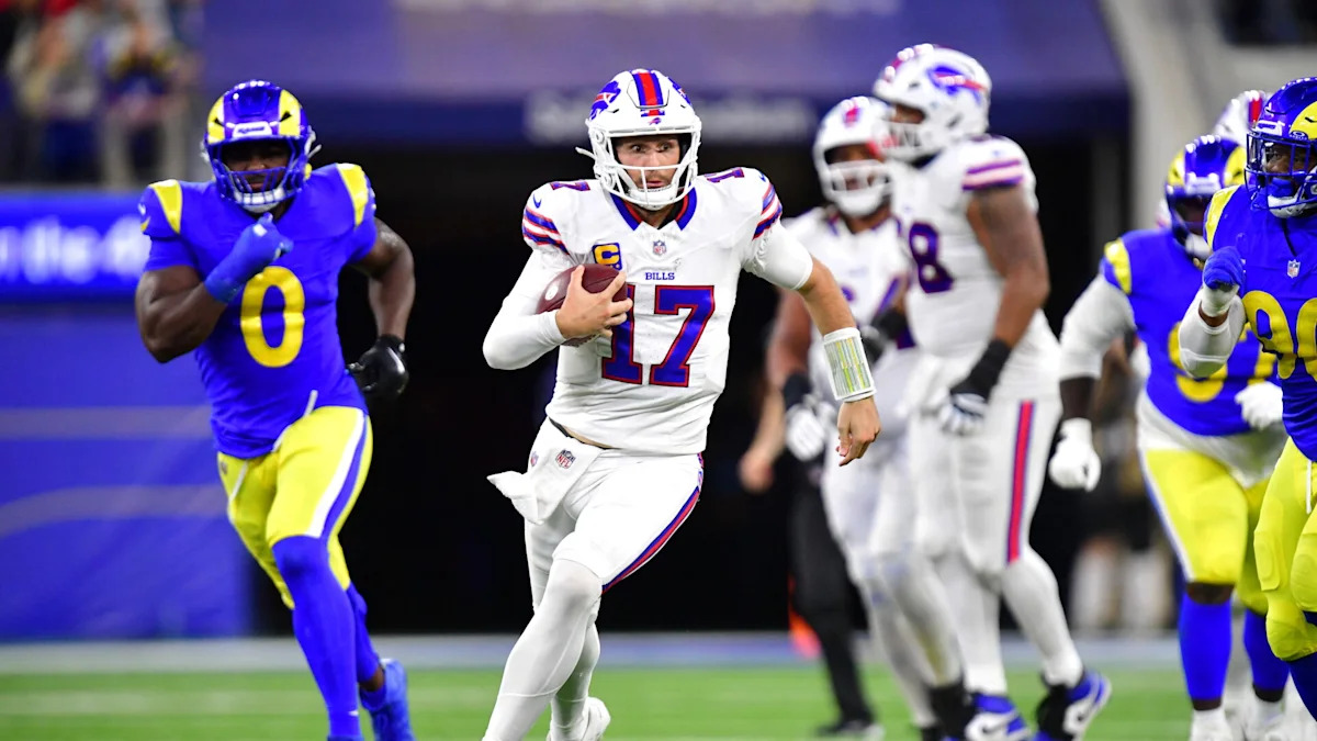 Josh Allen corre com a bola pelos Bills durante confronto com os Rams.