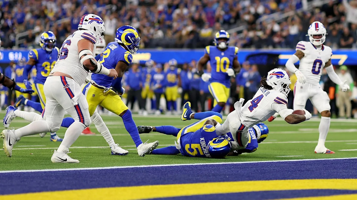 James Cook corre pelos Bills contra os Rams no SoFi Stadium.