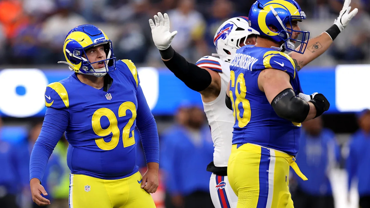 Harrison Mevis reage após tentativa de field goal dos Rams contra os Bills.