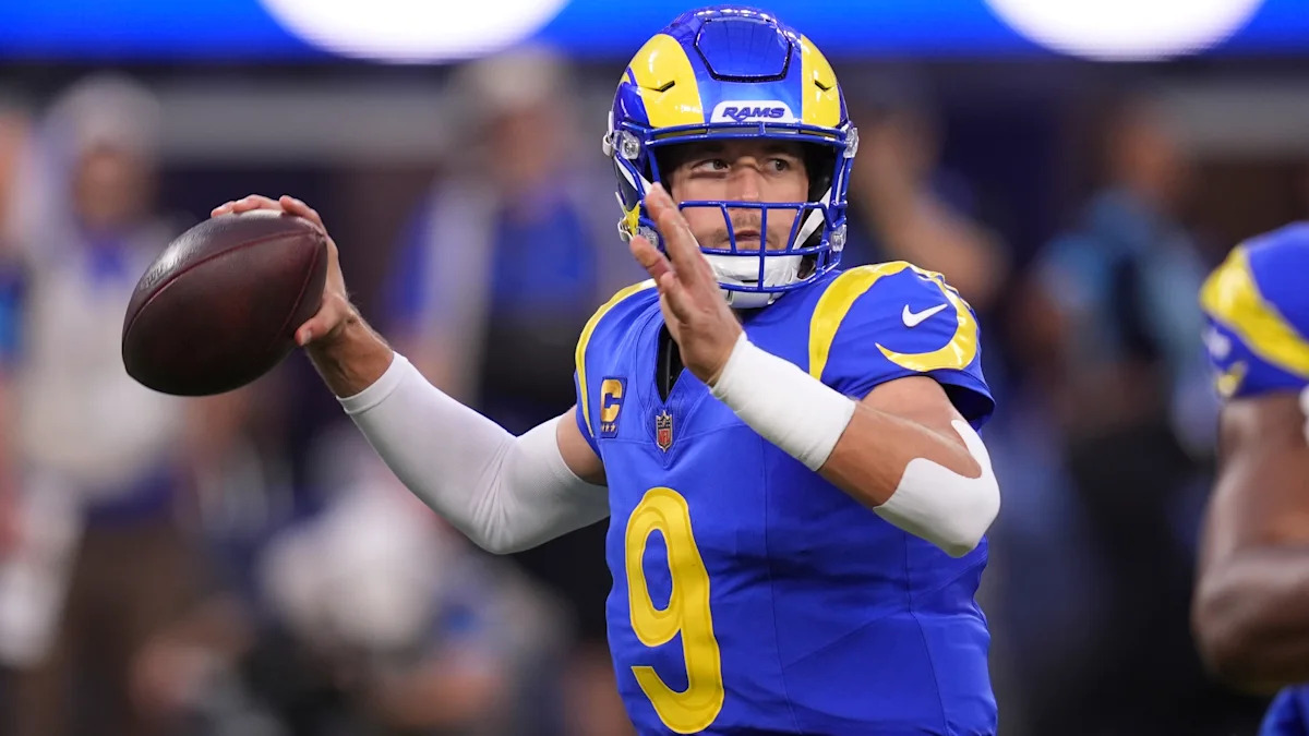 Matthew Stafford se prepara para lançar pelos Rams.