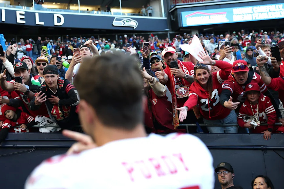 Torcedores dos 49ers acompanham o jogo contra os Seahawks em Seattle.