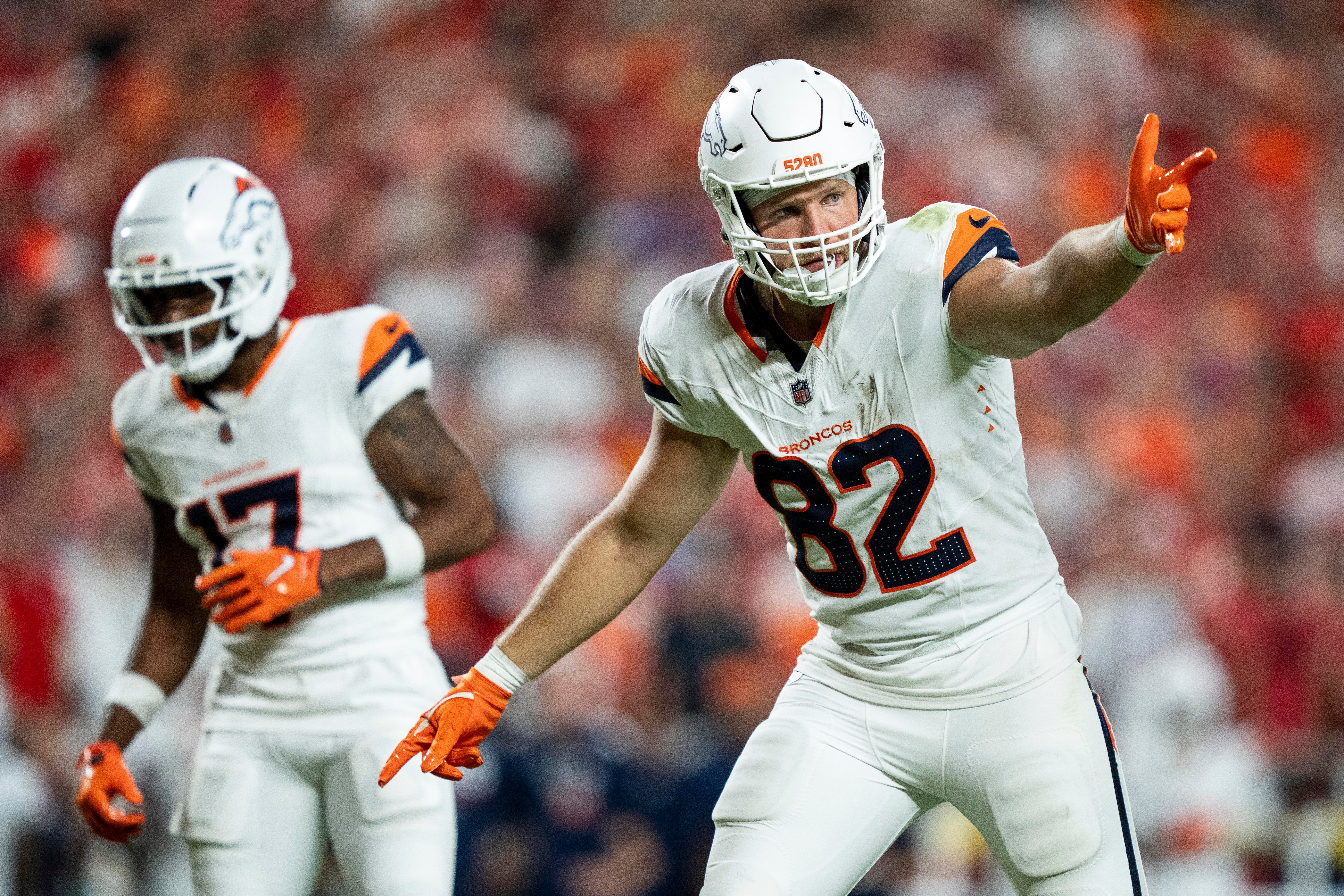 Adam Trautman, dos Broncos, se posiciona contra os Chiefs no Arrowhead Stadium, em 14 de setembro de 2026.