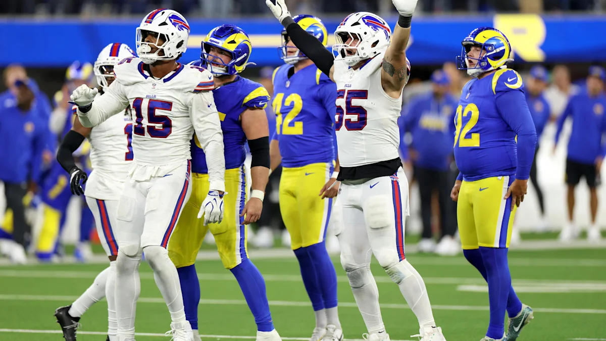Jogadores de Bills e Rams durante o confronto de segunda-feira.