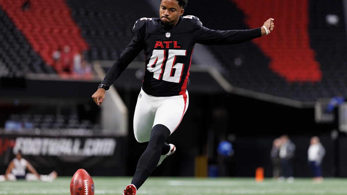 Lenny Krieg durante aquecimento pelos Falcons na pré-temporada de 2025.