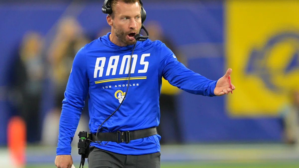 Sean McVay orienta os Rams à margem do campo.
