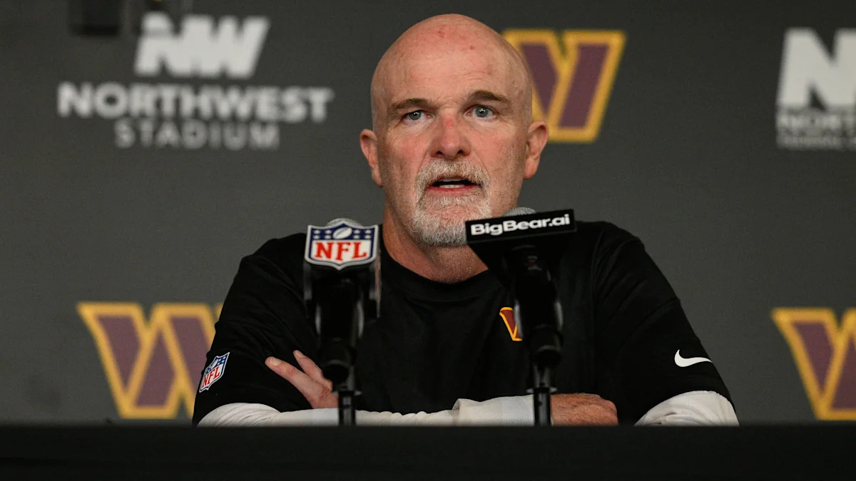 Dan Quinn concede entrevista como técnico dos Commanders.