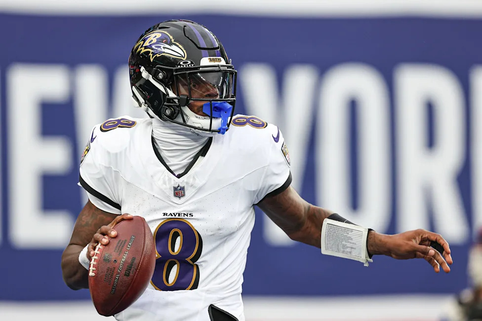 Lamar Jackson com a bola pelos Ravens, em imagem de arquivo.