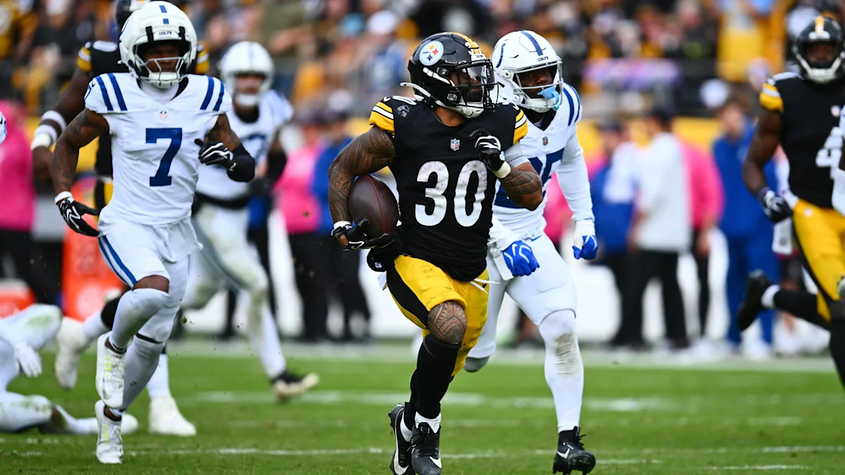 Jaylen Warren corre pelos Steelers contra os Colts.