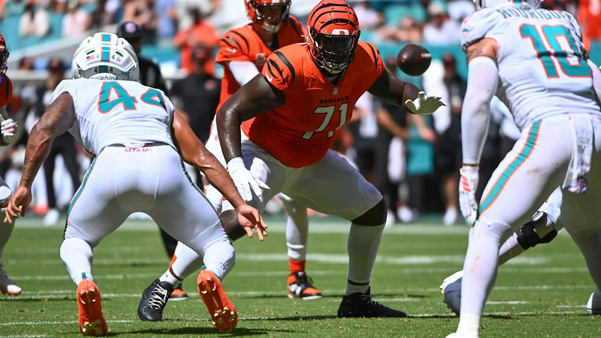 Amarius Mims bloqueia pelos Bengals contra os Dolphins.