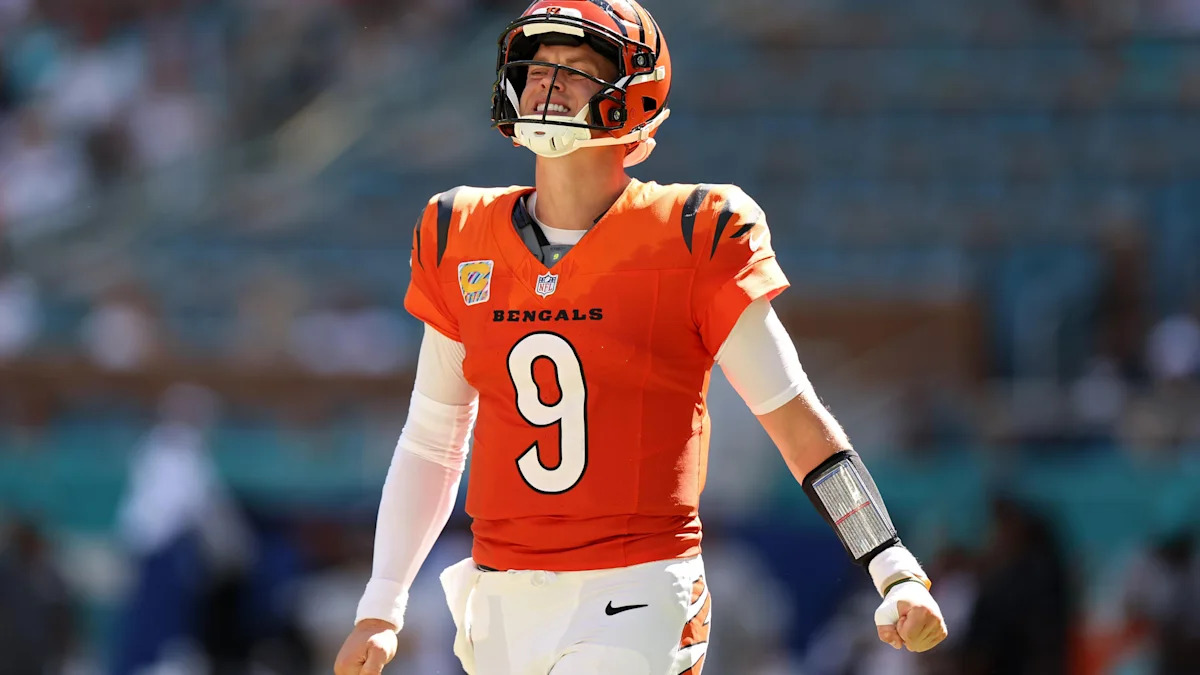 Joe Burrow em campo pelos Bengals contra os Dolphins.