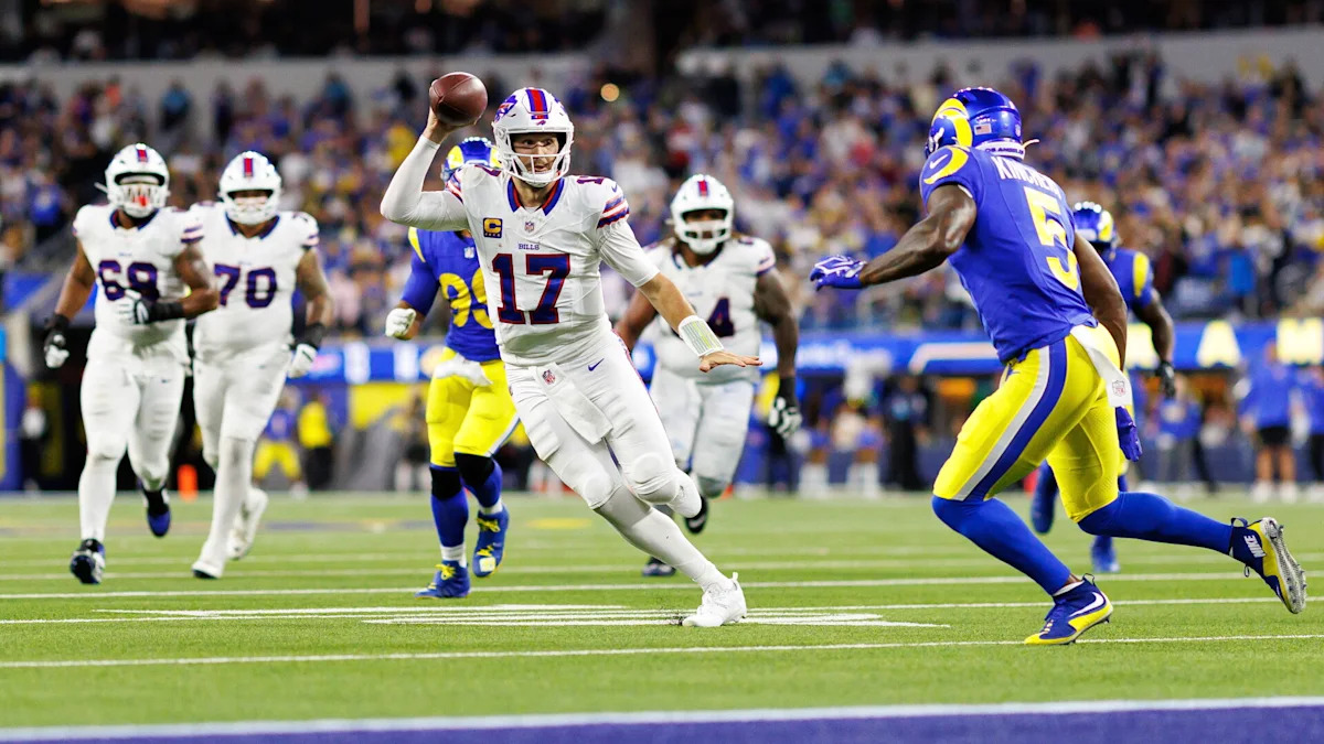 Josh Allen corre com a bola no confronto dos Bills com os Rams.