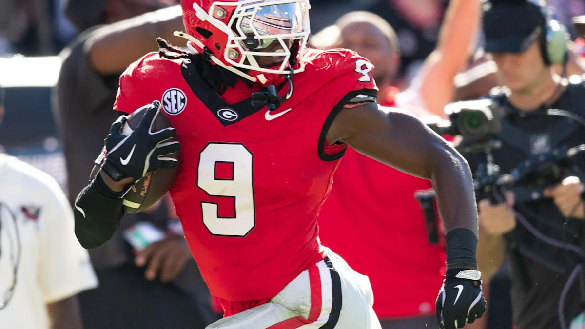 Chris Cole retorna um fumble por Georgia contra Oklahoma.