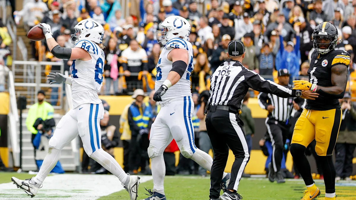 Tyler Warren comemora touchdown dos Colts contra os Steelers.